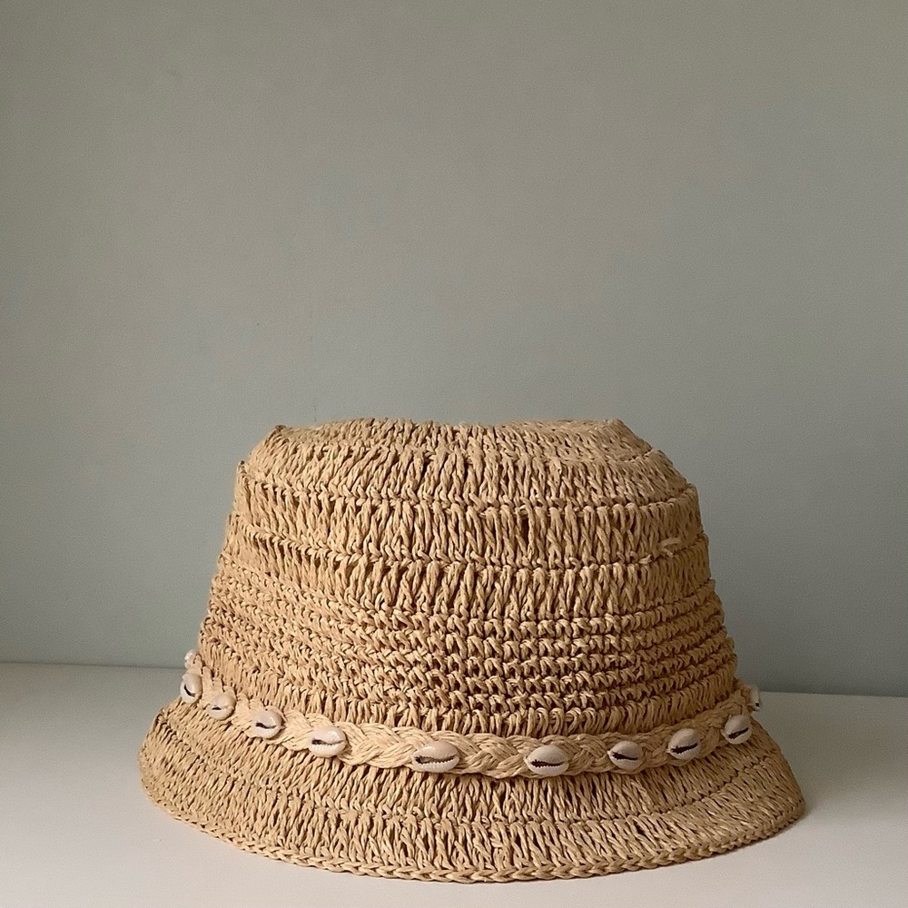 EUC straw hat with puka shell trim summer beach